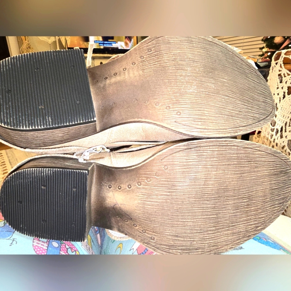 Very G Women's booties, boots 9.5 - Picture 6 of 6